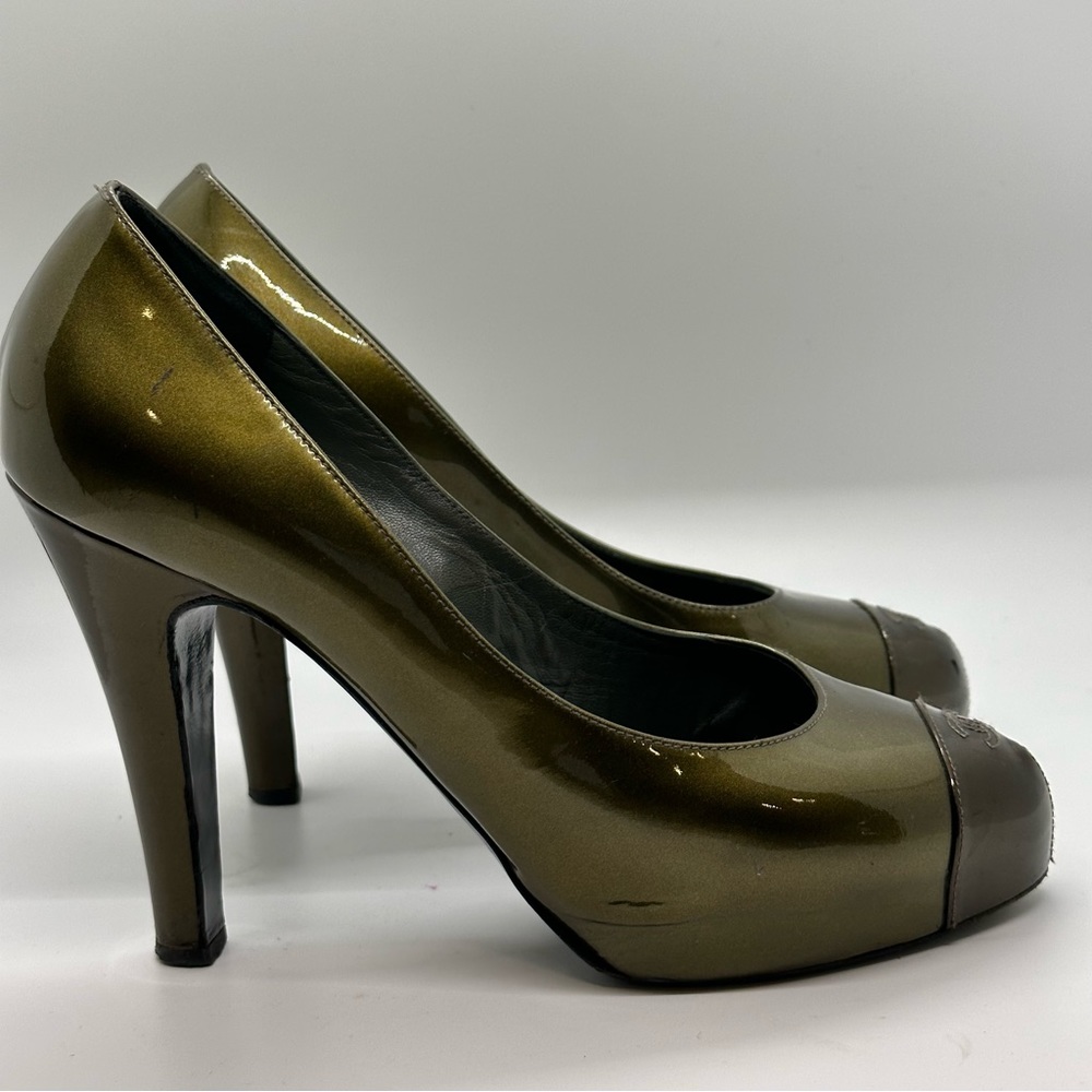 CHANEL Patent Leather Green Pumps, • Interlocking CC Logo. Size 38.5 (US 8.5)